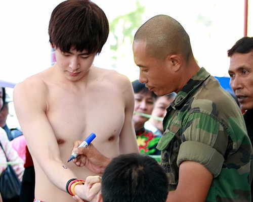 태국 언론에 보도된 니쿤의 신체검사 장면